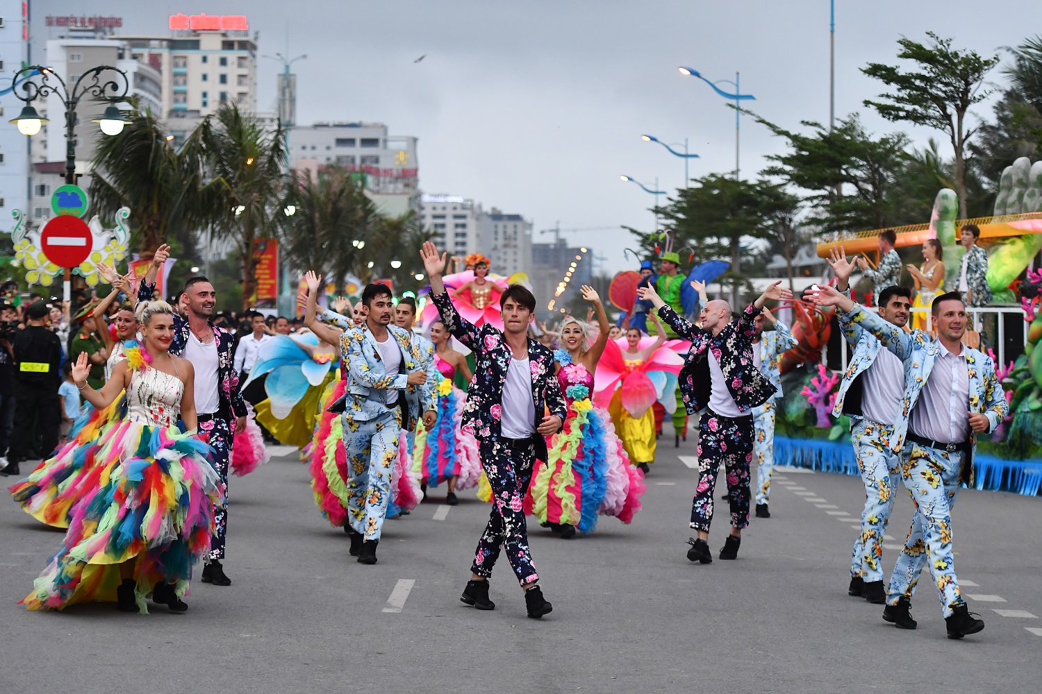 Đưa[-]lễ[-]hội[-]trở[-]thành[-]sản[-]phẩm[-]du[-]lịch[-]chủ[-]lực[-]-[-]tại[-]sao[-]không?